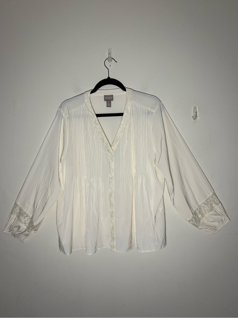 Chico’s White Pleated V-Neck with Lace Full Sleeve Size 3
